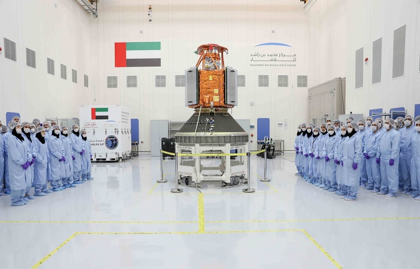 أول قمر اصطناعي يصنعه المهندسون الإماراتيون بالكامل