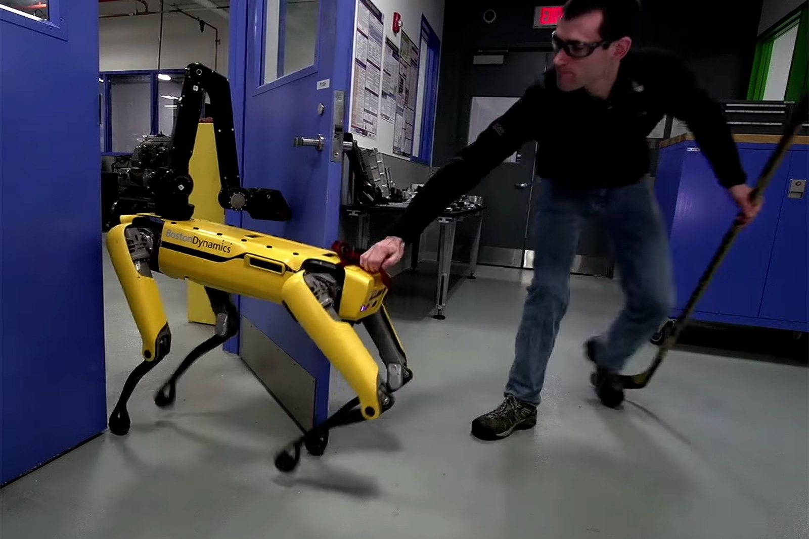 هل تستطيع الامساك بروبوتات شركة Boston Dynamics؟