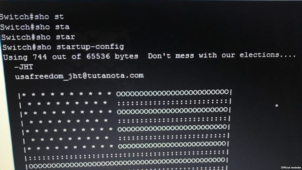 قراصنة تركوا صورة للعلم الأمريكي مع عبارة ” لا تعبثوا مع انتخاباتنا ”