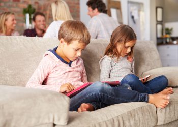 كيف تحمي أطفالك أثناء استخدامهم الأجهزة الذكية ؟ | Tech Gigz - تيك كيكز