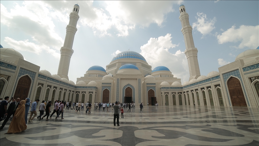 مسجد نور سلطان الكبير المرشح لدخول موسوعة غينيس للأرقام القياسية يفتح أبوابه أمام الزوّار